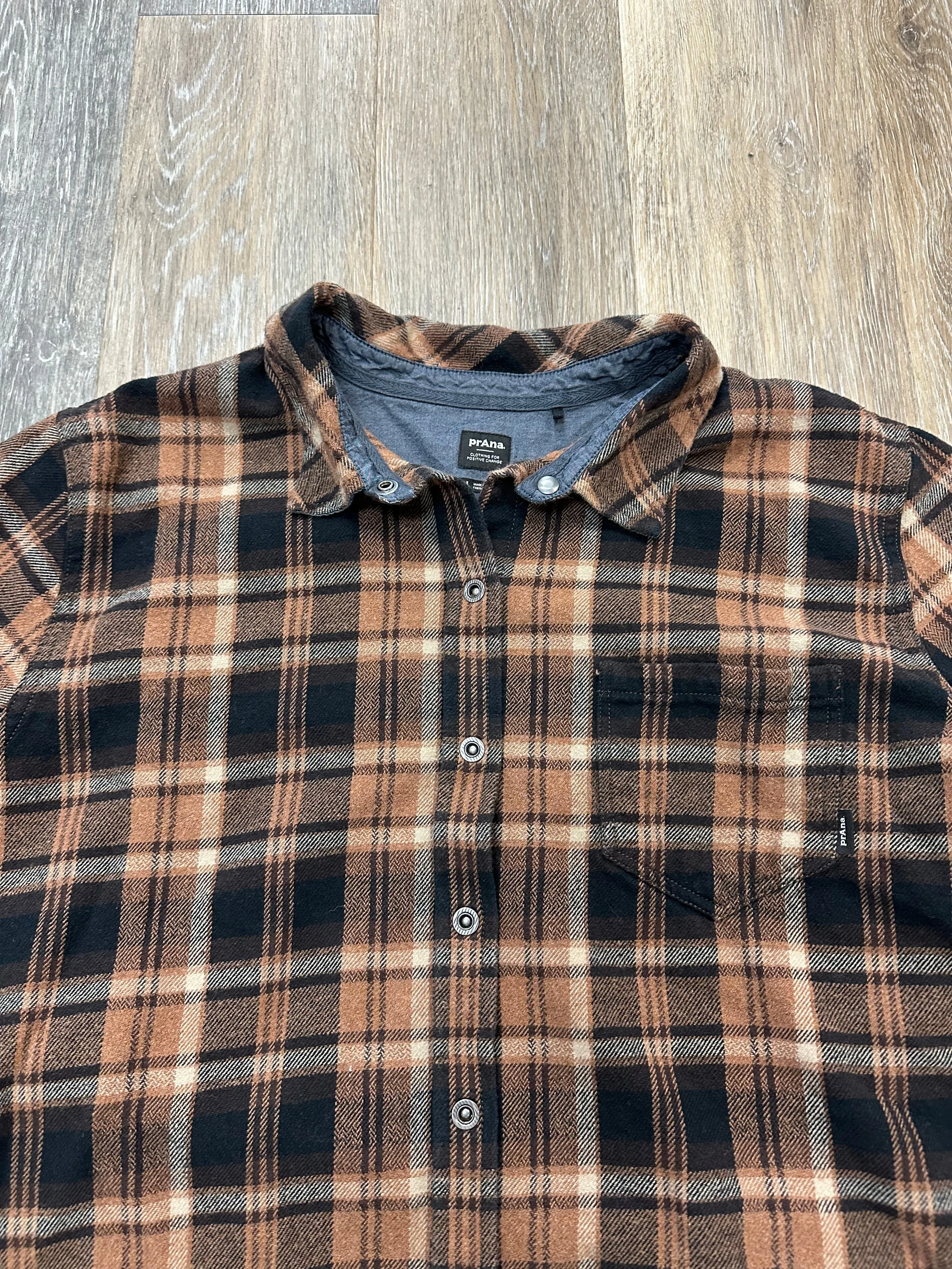 Blouse Long Sleeve By Prana In Plaid Pattern, Size: L